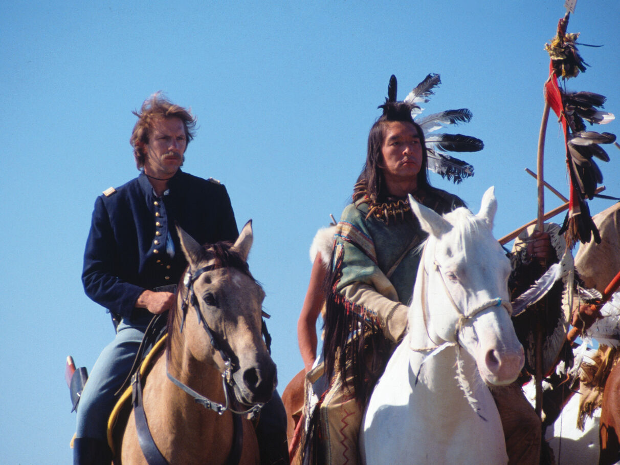 Kevin Costner dans le film Danse avec les loups, silhouette dans les plaines du Dakota