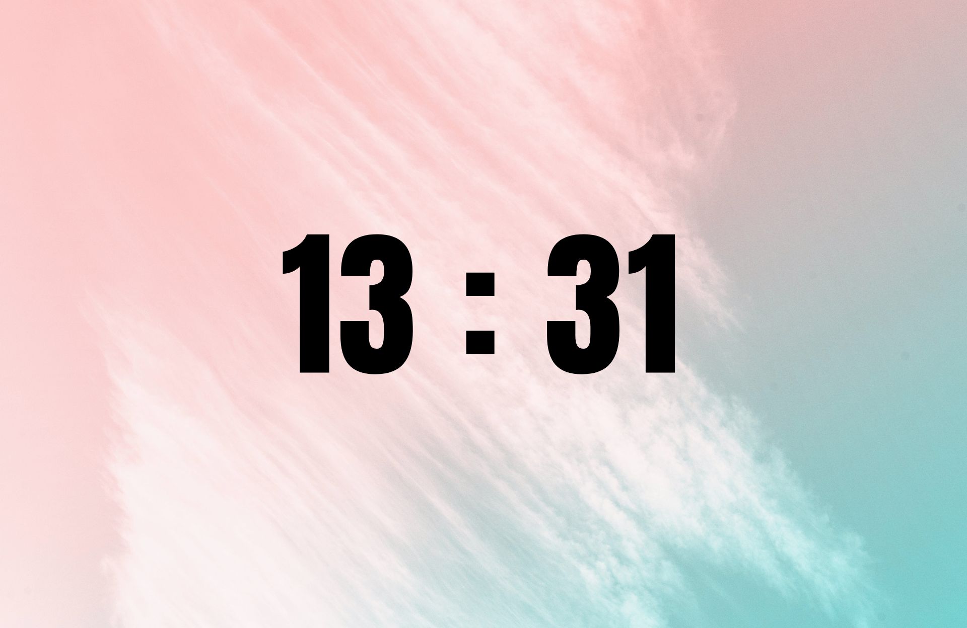 Horloge numérique affichant 13h31, heure miroir inversée au centre d'une lecture symbolique
