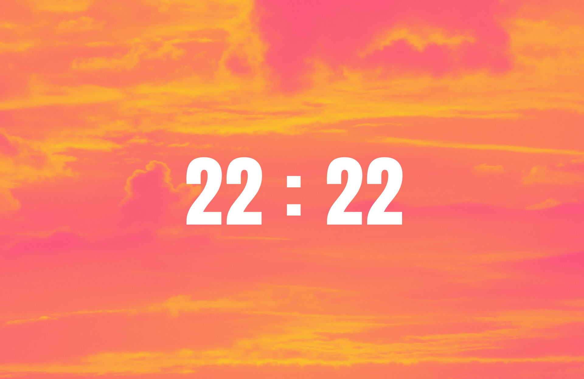 Horloge numérique affichant 22h22, une heure miroir