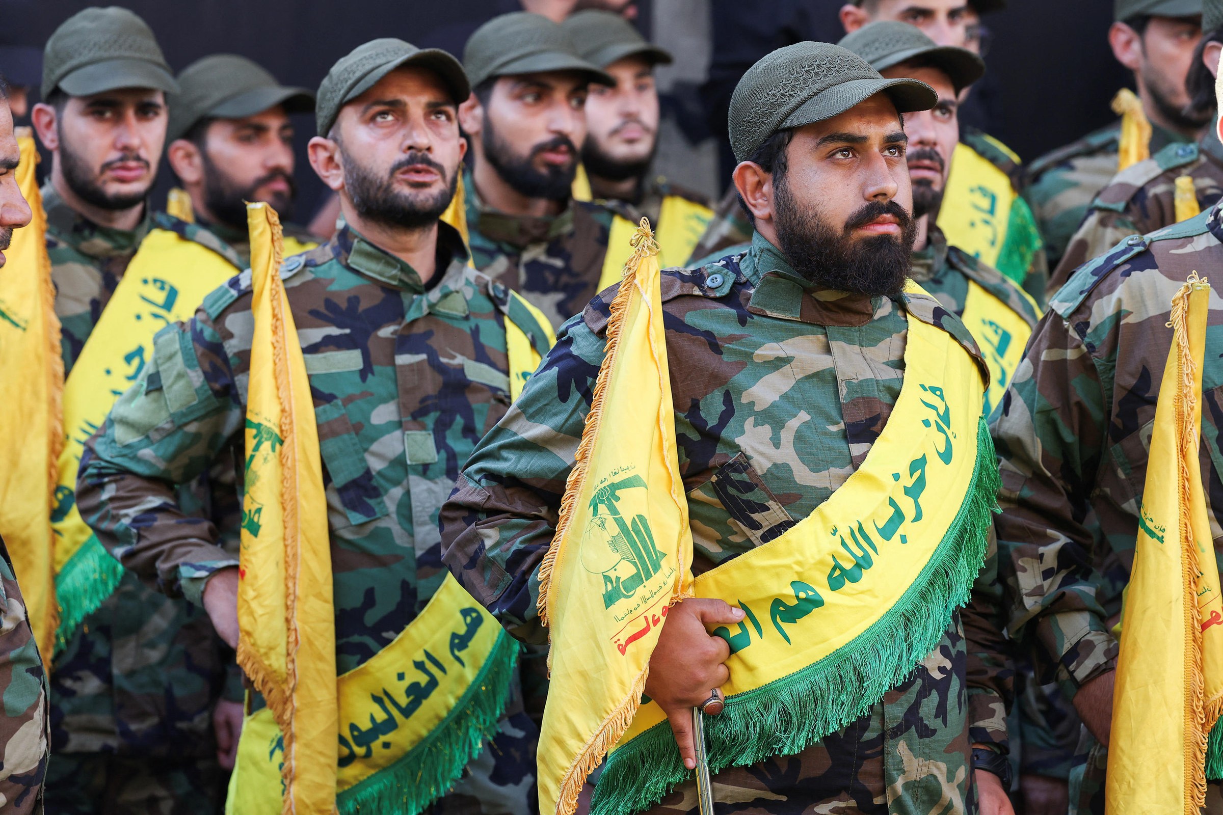 Drapeau jaune et vert du Hezbollah flottant au Liban