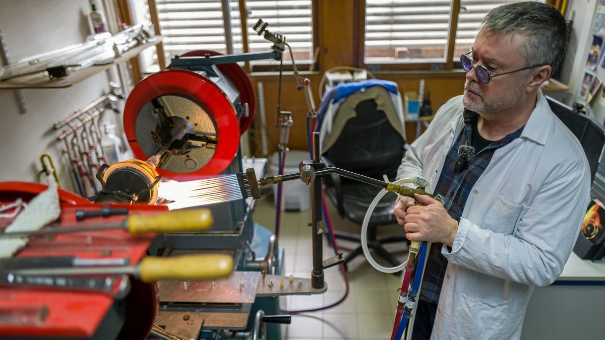 Atelier de décoration avec outils, chutes de tissu et objets artisanaux posés sur un établi